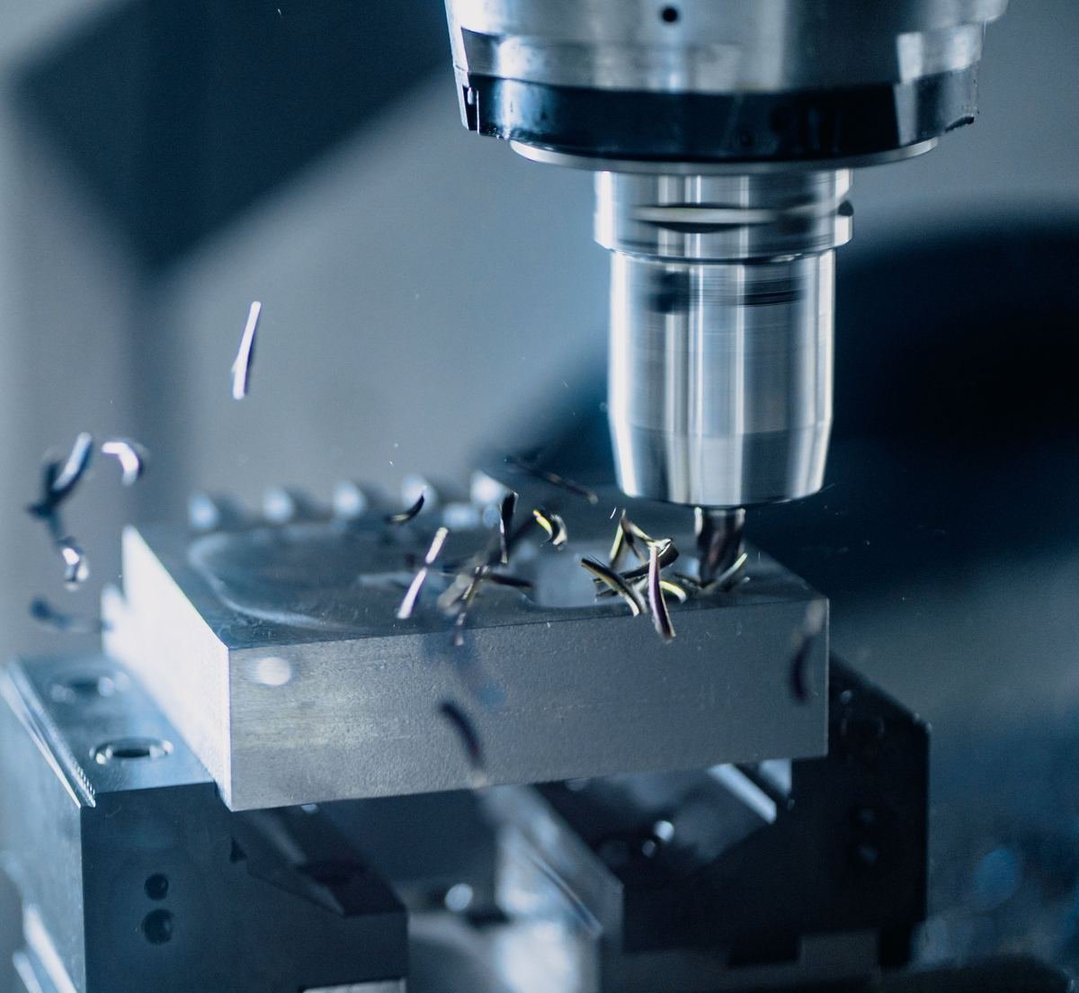 CNC-Frässpindel bearbeitet einen Stahlblock